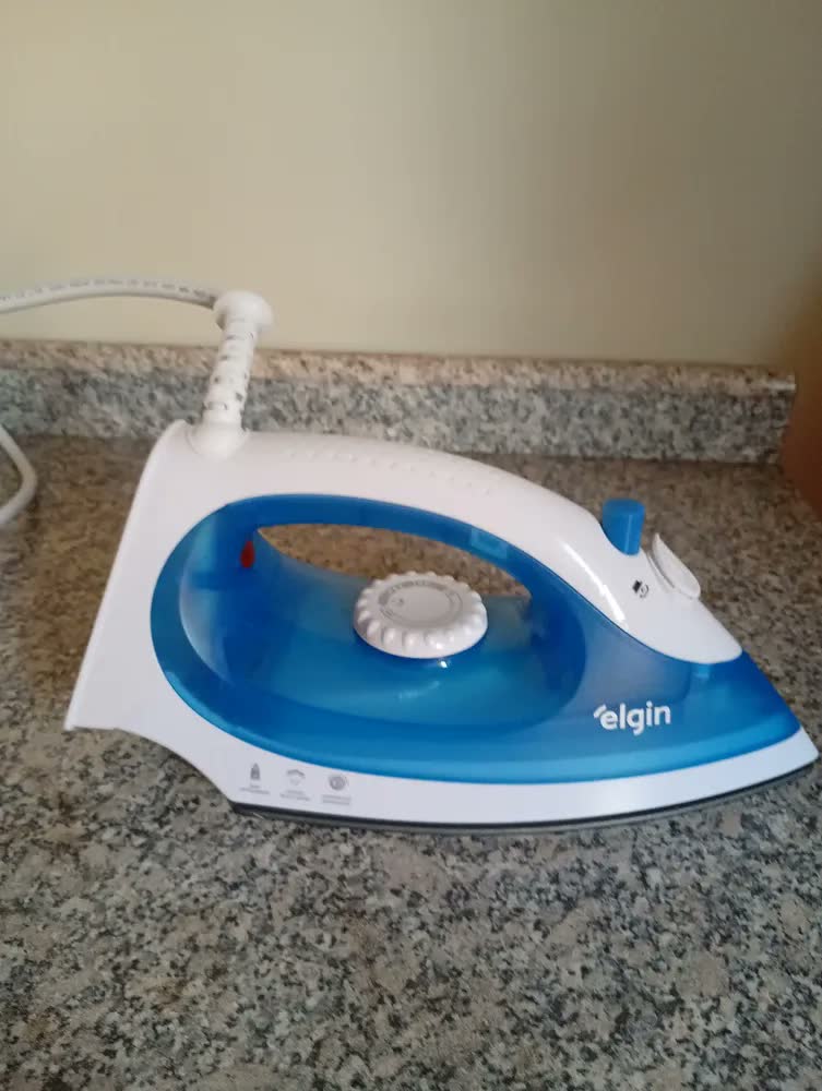 foto de Ferro De Passar Iron Press 110v Elgin - Base Antiaderente Azul-claro