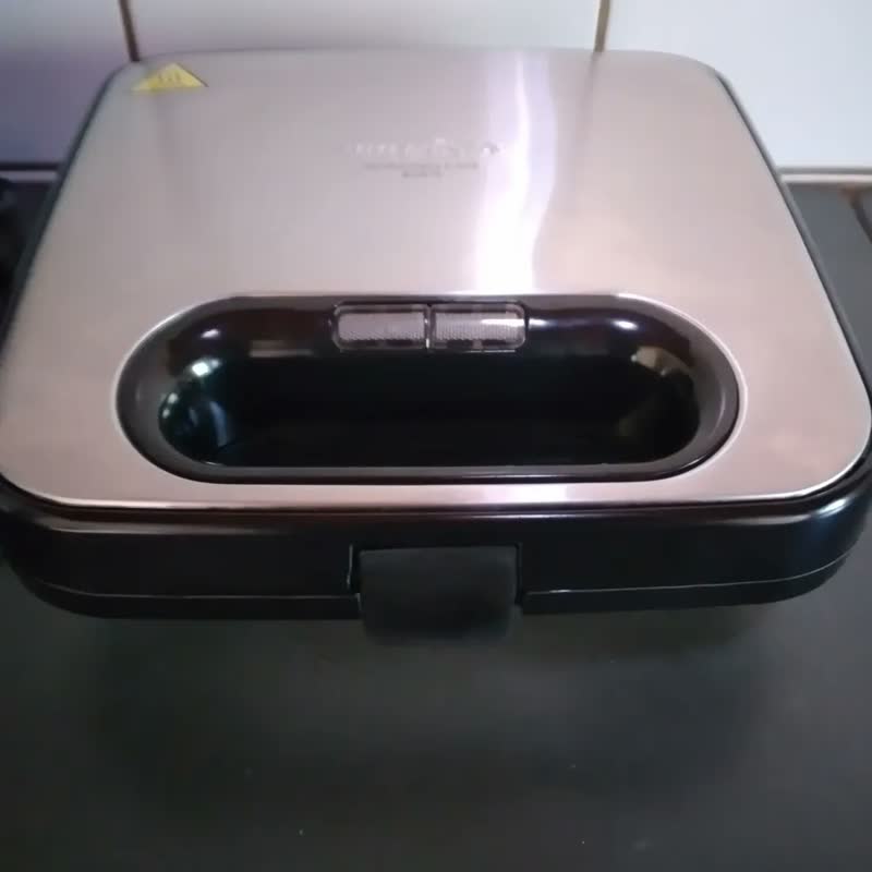 foto de Sanduicheira E Grill Britânia Bgr16 2 Em 1 Redstone 750w Cor Preto e Prata