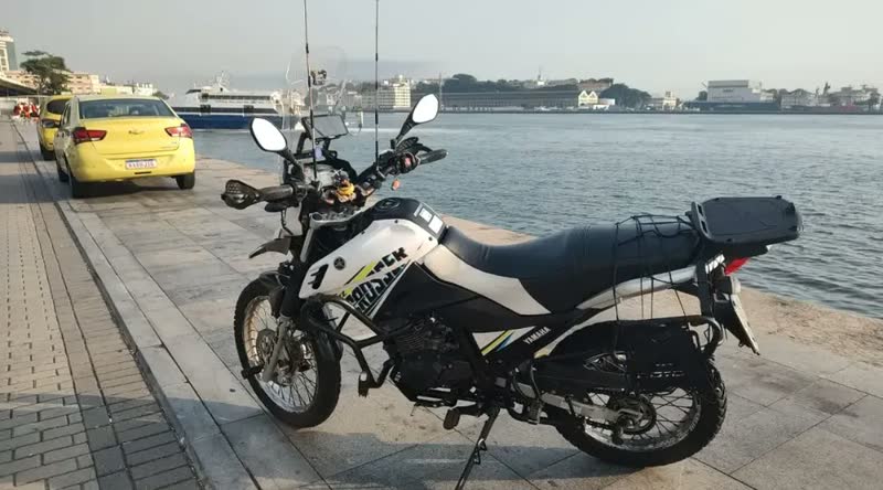 foto de Lavadora de alta pressão Vonder Leve LAV1300 amarela e preta de 1200W