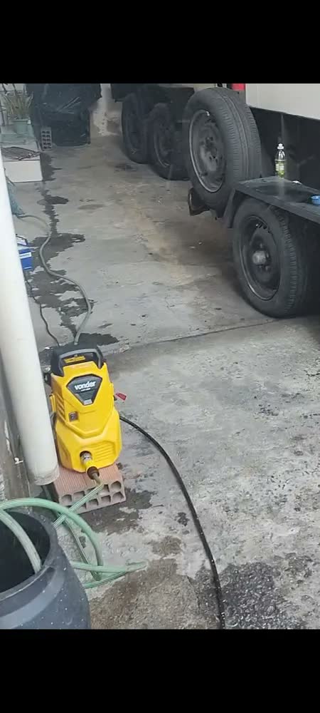 foto de Lavadora de alta pressão Vonder Leve LAV1300 amarela e preta de 1200W