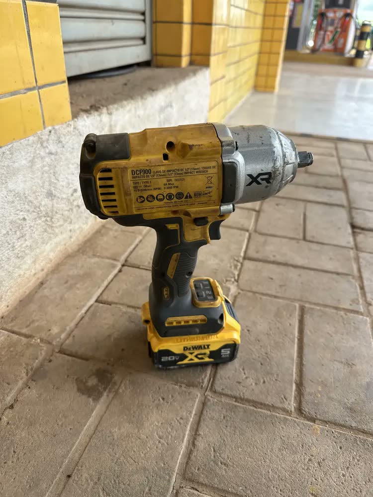 foto de Chave De Impacto 2 Baterias 20v 5ah Dewalt Dcf900 Bivolt