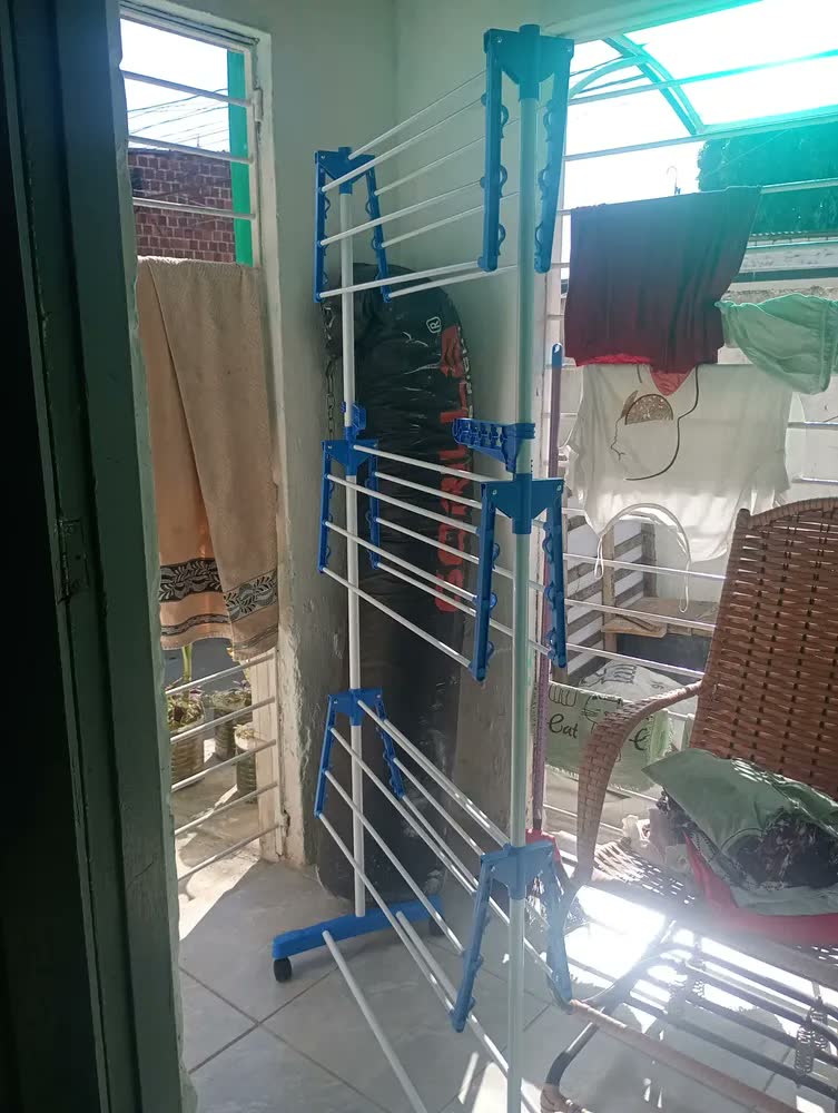 foto de Varal de Chão Vertical SAYONARA em Aço com 3 Andares, 4 Rodas e Asas Desdobráveis Azul