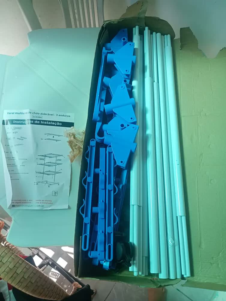 foto de Varal de Chão Vertical SAYONARA em Aço com 3 Andares, 4 Rodas e Asas Desdobráveis Azul