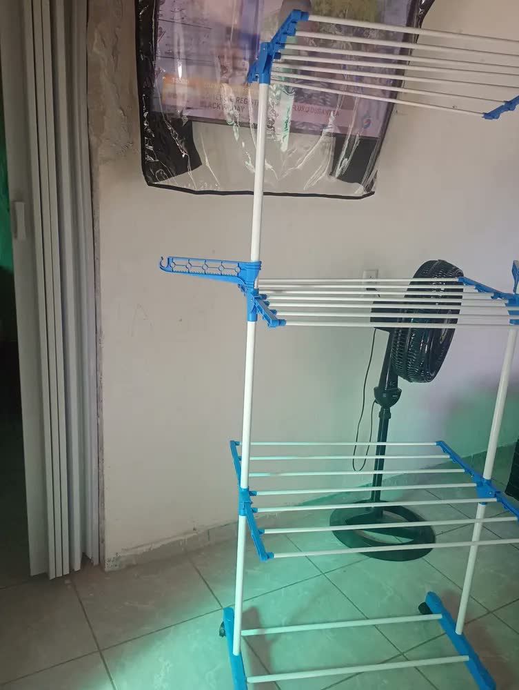 foto de Varal de Chão Vertical SAYONARA em Aço com 3 Andares, 4 Rodas e Asas Desdobráveis Azul
