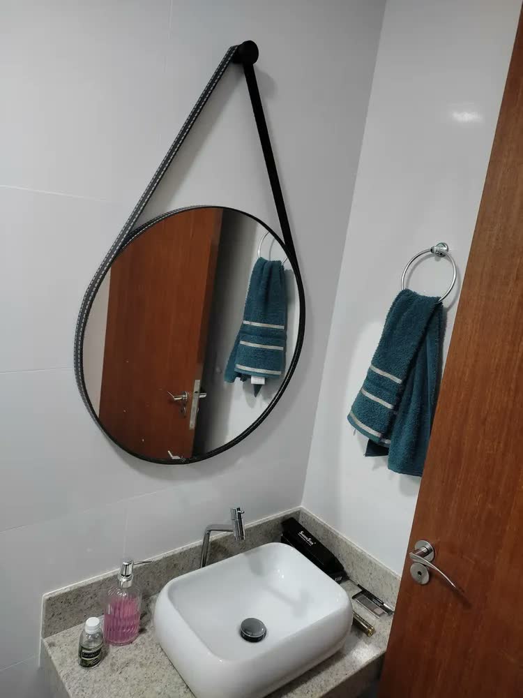 foto de Espelho decorativo redondo Rei Dos Vidros Adnet com alça suspensa 60 cm