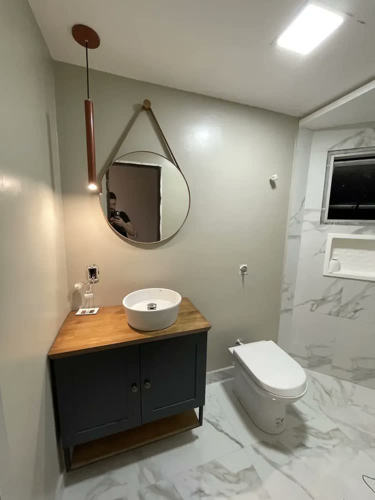 foto de Espelho decorativo redondo Rei Dos Vidros Adnet com alça suspensa 60 cm