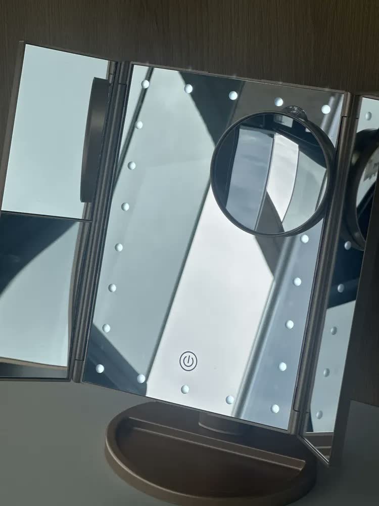 foto de Espelho De Mesa 22 Led Com Aumento Para Maquiagem Giratório Cor Da Moldura Branco