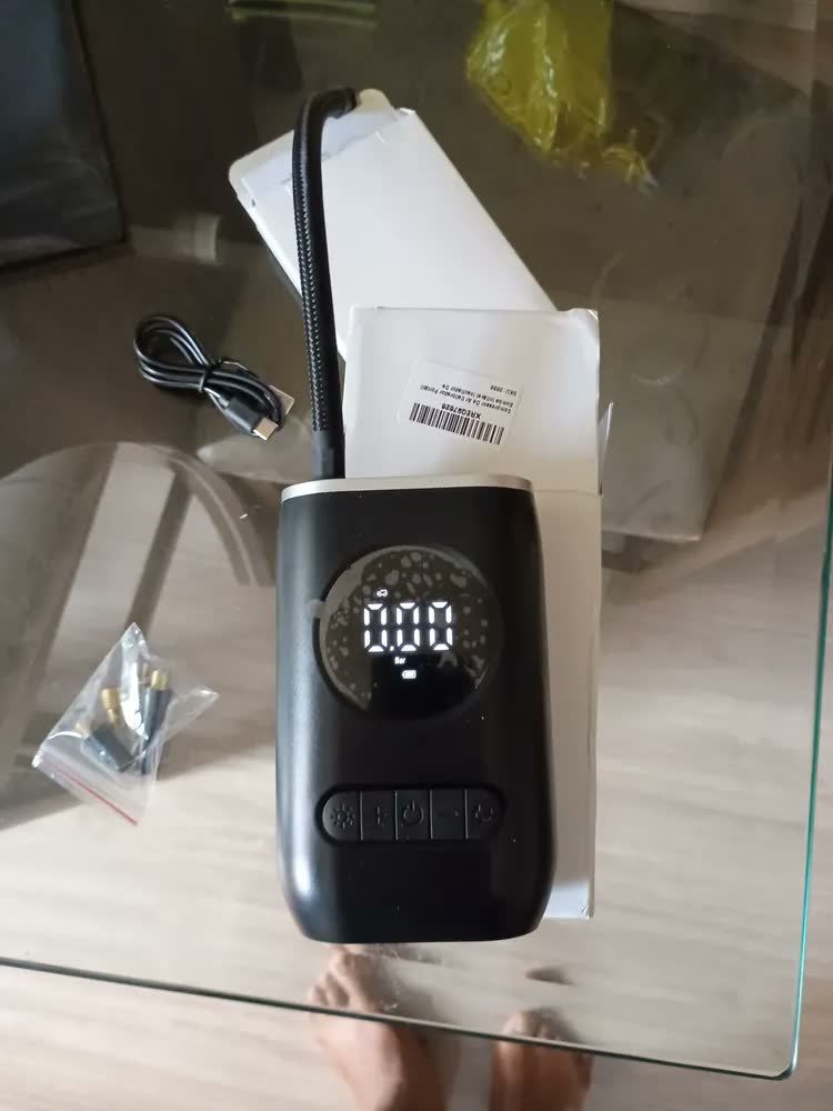 foto de Mini Compressor de Ar Digital Portátil para Carro e Moto com Tela e Lanterna