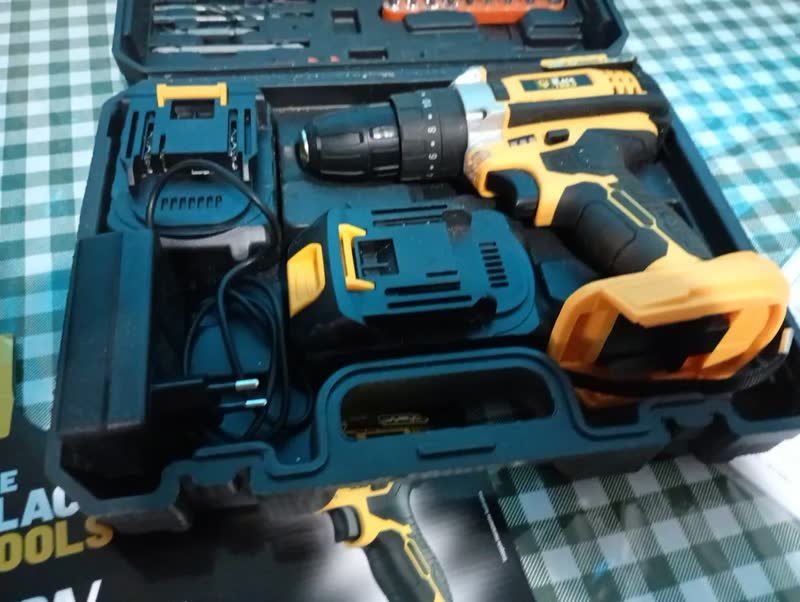 foto de Parafusadeira Furadeira De Impacto The Black Tools Profissional TB-21PX 2 Baterias Com Maleta 60Hz Amarelo
