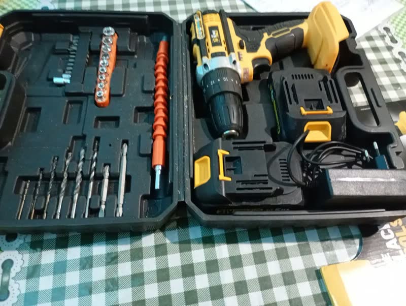 foto de Parafusadeira Furadeira De Impacto The Black Tools Profissional TB-21PX 2 Baterias Com Maleta 60Hz Amarelo