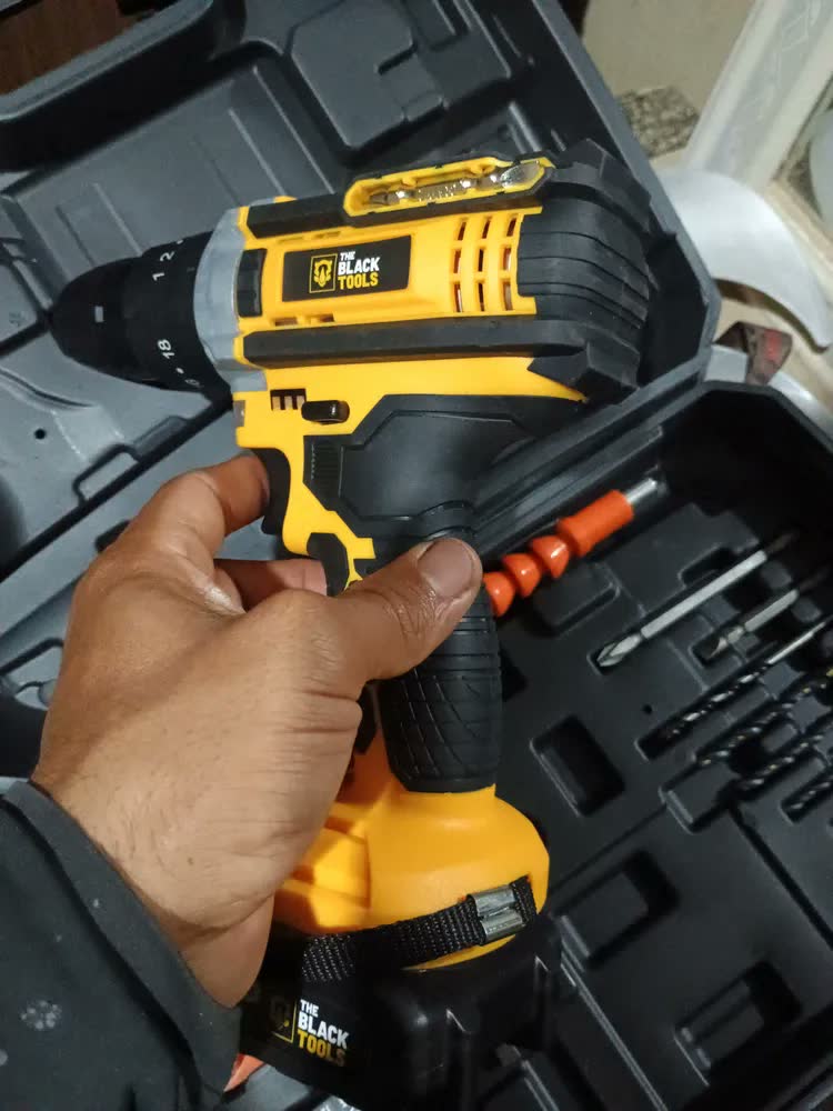 foto de Parafusadeira Furadeira De Impacto The Black Tools Profissional TB-21PX 2 Baterias Com Maleta 60Hz Amarelo