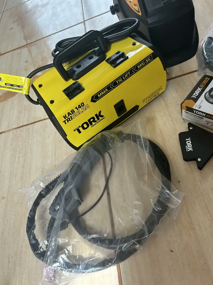 foto de Maquina Solda Mig 140a Sem Gás 3 Em 1 Tig Eletrodo y Mascara Cor Amarelo Preto Frequência 50 Hz 60 Hz