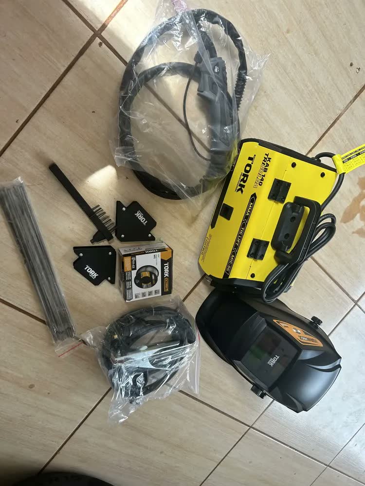 foto de Maquina Solda Mig 140a Sem Gás 3 Em 1 Tig Eletrodo y Mascara Cor Amarelo Preto Frequência 50 Hz 60 Hz
