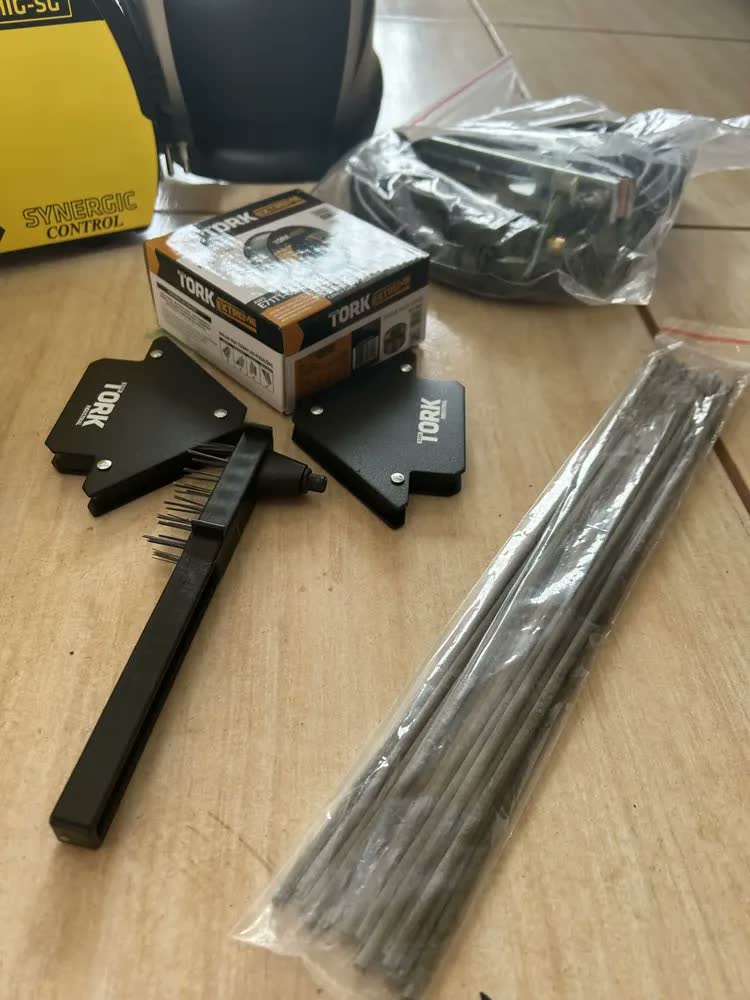 foto de Maquina Solda Mig 140a Sem Gás 3 Em 1 Tig Eletrodo y Mascara Cor Amarelo Preto Frequência 50 Hz 60 Hz