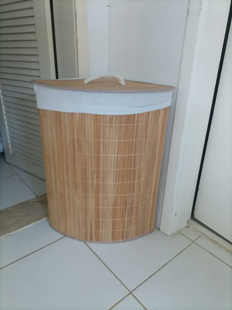 foto de Cesto de bambu Triangular Mageal na cor Bege Ecológico Forrado Roupas Sujas Banheiro E Lavanderia