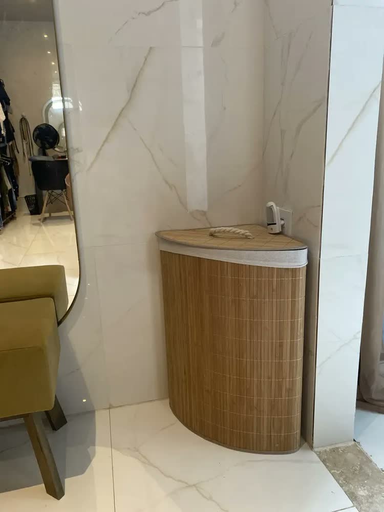 foto de Cesto de bambu Triangular Mageal na cor Bege Ecológico Forrado Roupas Sujas Banheiro E Lavanderia