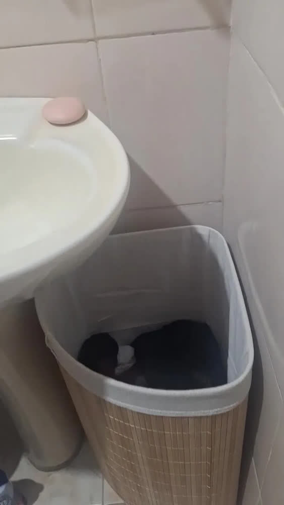 foto de Cesto de bambu Triangular Mageal na cor Bege Ecológico Forrado Roupas Sujas Banheiro E Lavanderia