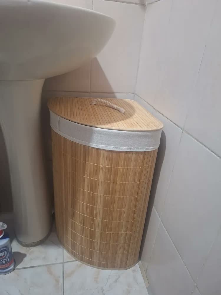 foto de Cesto de bambu Triangular Mageal na cor Bege Ecológico Forrado Roupas Sujas Banheiro E Lavanderia