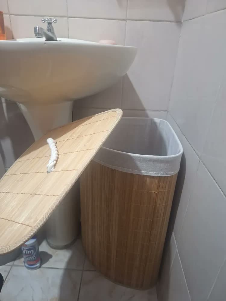 foto de Cesto de bambu Triangular Mageal na cor Bege Ecológico Forrado Roupas Sujas Banheiro E Lavanderia