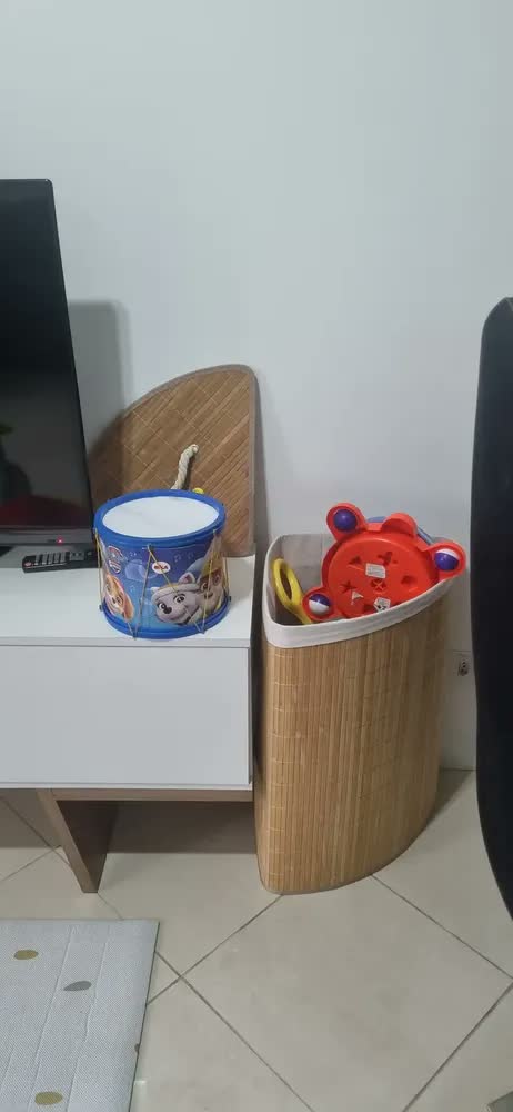 foto de Cesto de bambu Triangular Mageal na cor Bege Ecológico Forrado Roupas Sujas Banheiro E Lavanderia