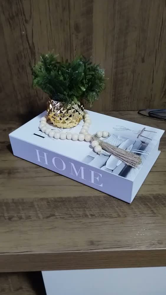 foto de Decoração Sala Quarto Livro + Vaso Dourado + Enfeite Colar