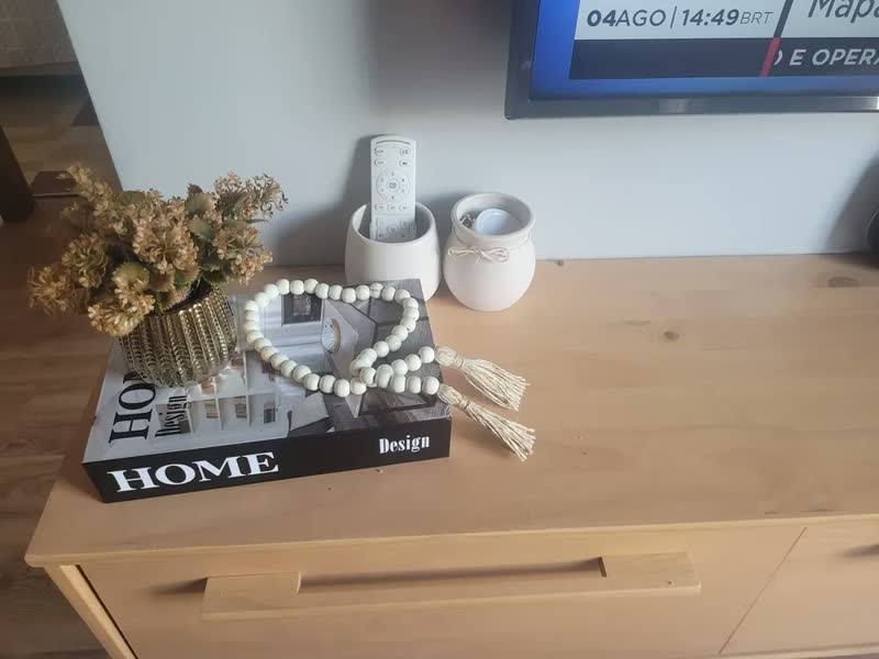foto de Decoração Sala Quarto Livro + Vaso Dourado + Enfeite Colar