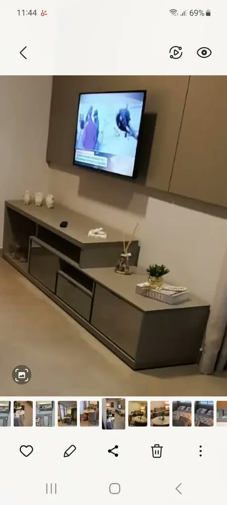 foto de Decoração Sala Quarto Livro + Vaso Dourado + Enfeite Colar