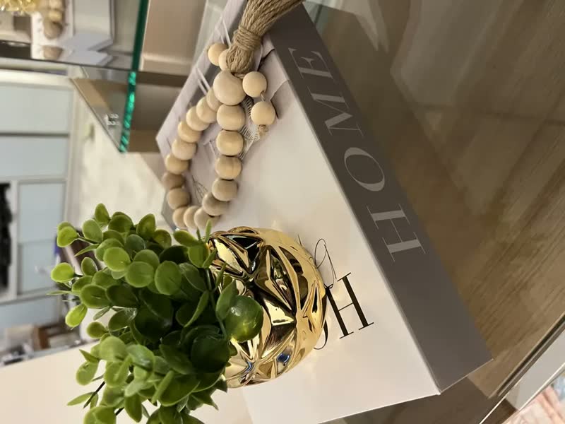 foto de Decoração Sala Quarto Livro + Vaso Dourado + Enfeite Colar