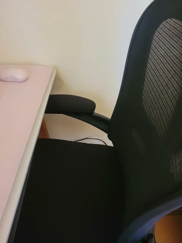foto de Cadeira Escritório DT3 Vita Preta Ergonômica com Rodas e Altura Ajustável