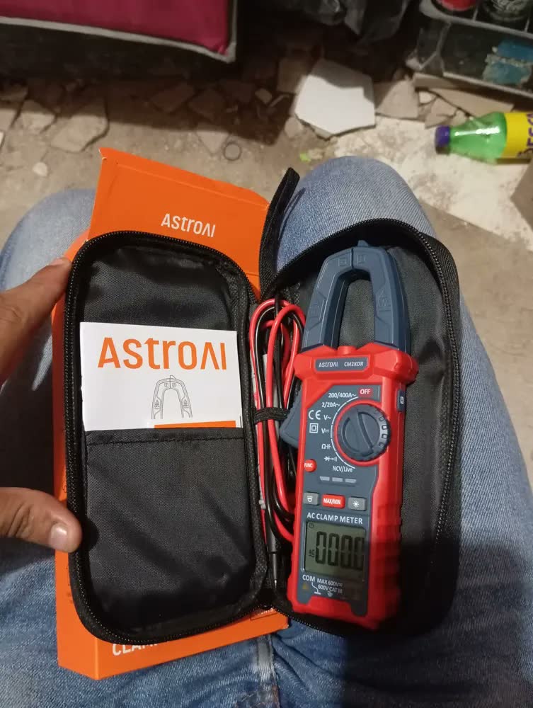 foto de Alicate amperimetro digital AstroAI com pinça amperimétrica,2000,medidor de corrente e tensão,com seleção automática de faixa para tensão CA/CC,corrente CA,resistência,capacitância,continuidade