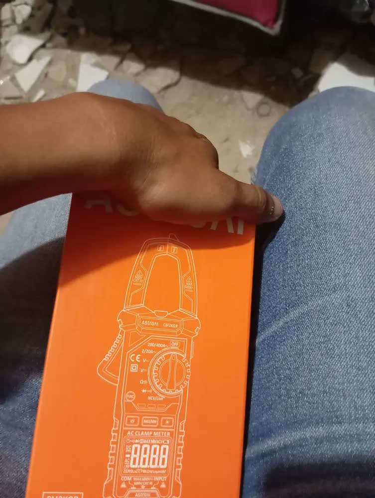 foto de Alicate amperimetro digital AstroAI com pinça amperimétrica,2000,medidor de corrente e tensão,com seleção automática de faixa para tensão CA/CC,corrente CA,resistência,capacitância,continuidade