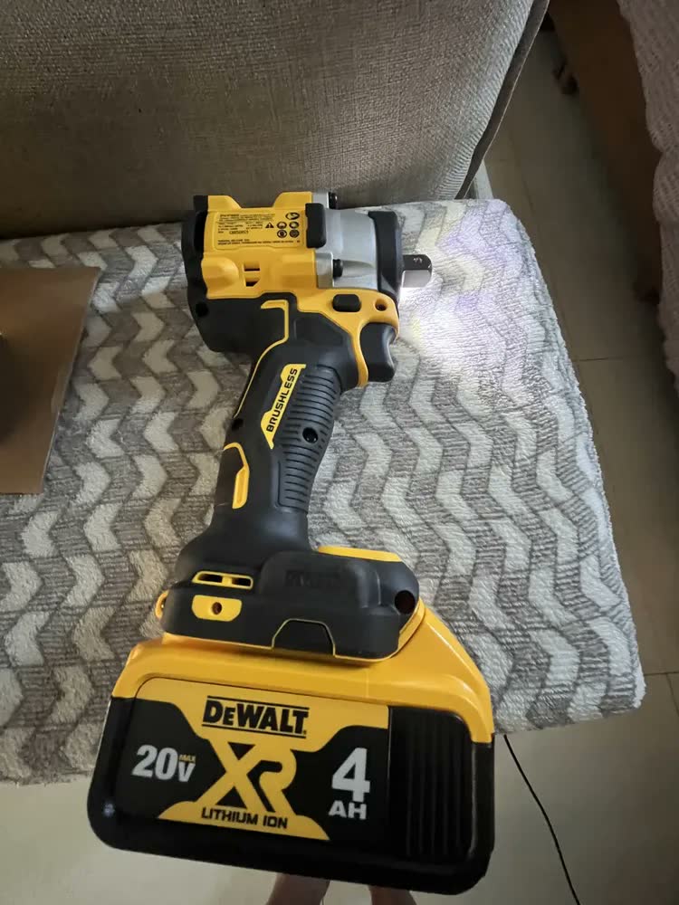 foto de Chave de Impacto 13mm 20V Brushless DEWALT DCF922B Com 4 Velocidades