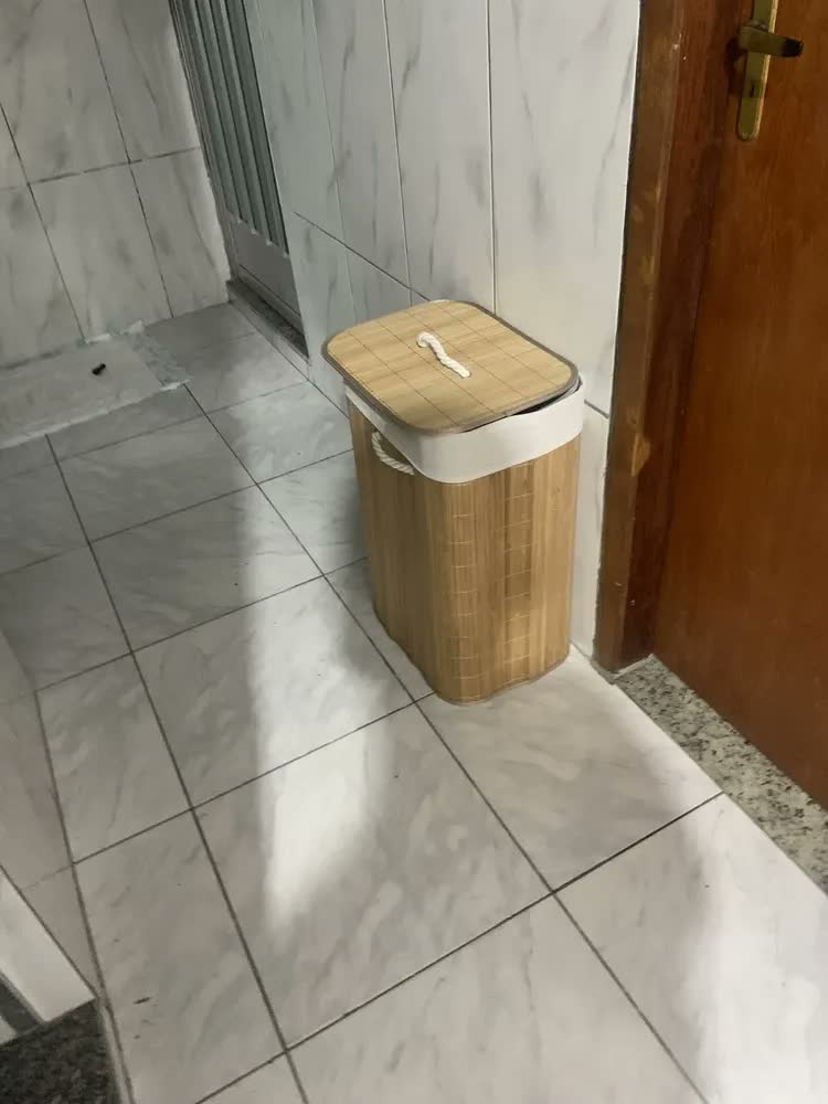 foto de Cesto Bambu T&E Bege 40x30x50cm Com Tampa Para Roupas Sujas 60L