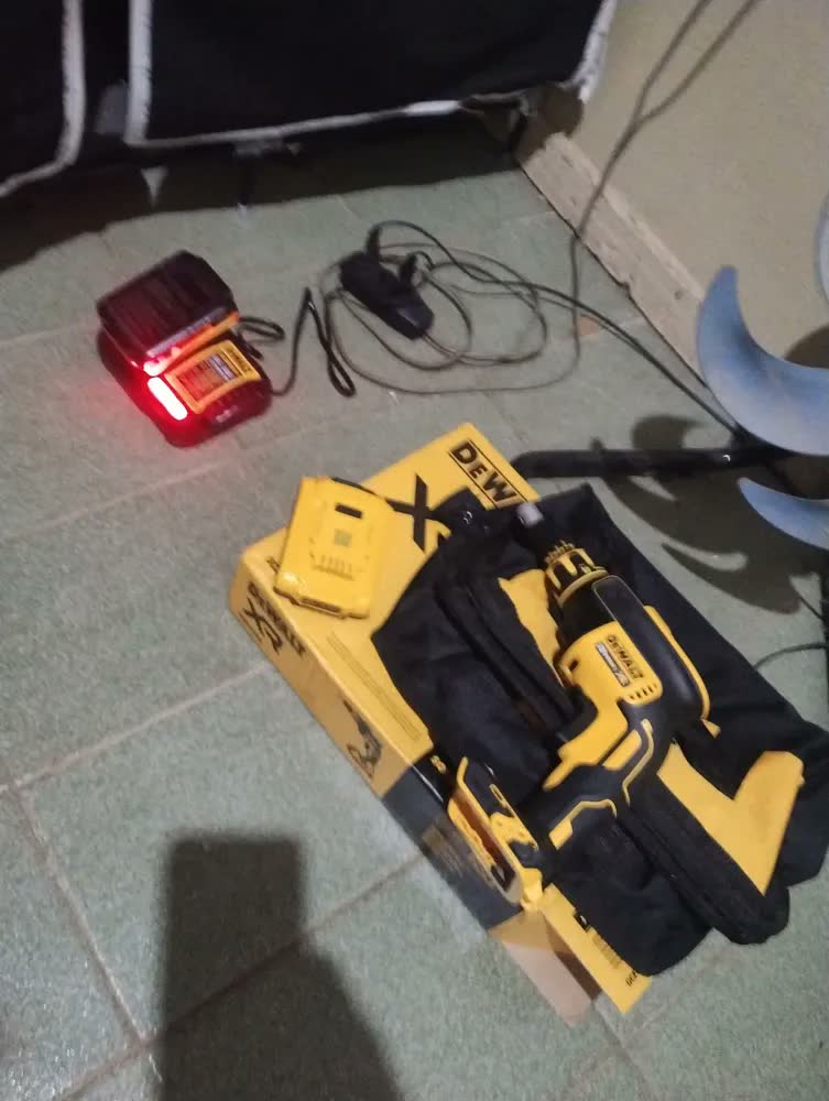 foto de Parafusadeira de Drywall 20V Dewalt Modelo DCF620D2 2 Baterias, Carregador e Maleta de Ferramentas