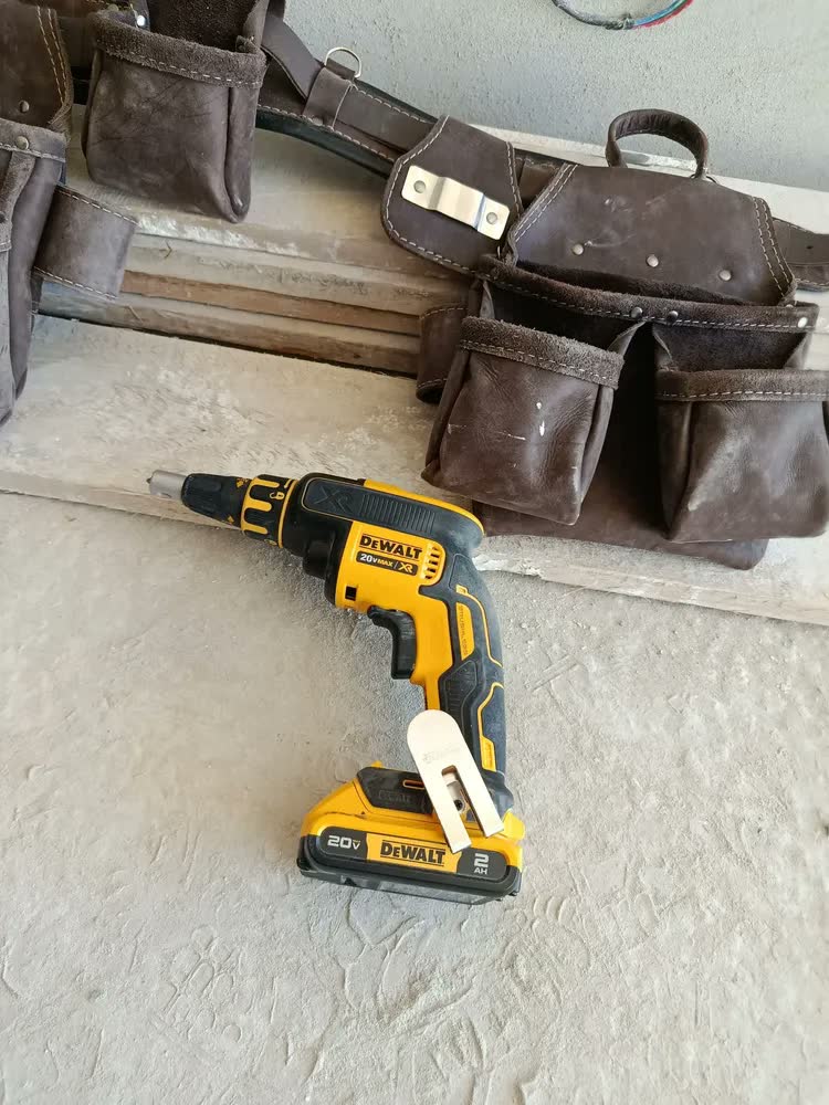 foto de Parafusadeira de Drywall 20V Dewalt Modelo DCF620D2 2 Baterias, Carregador e Maleta de Ferramentas