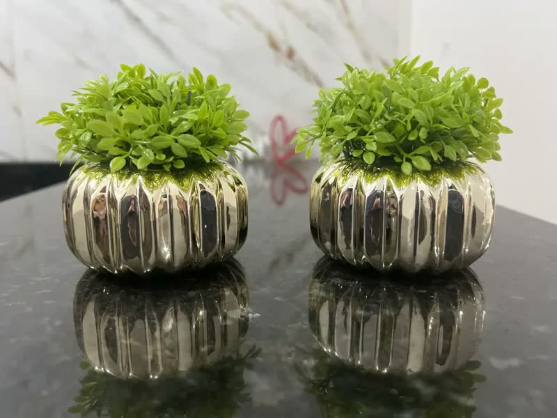 foto de Mini Vasinho Decoração Com Planta Artificial Porcelana 10cm