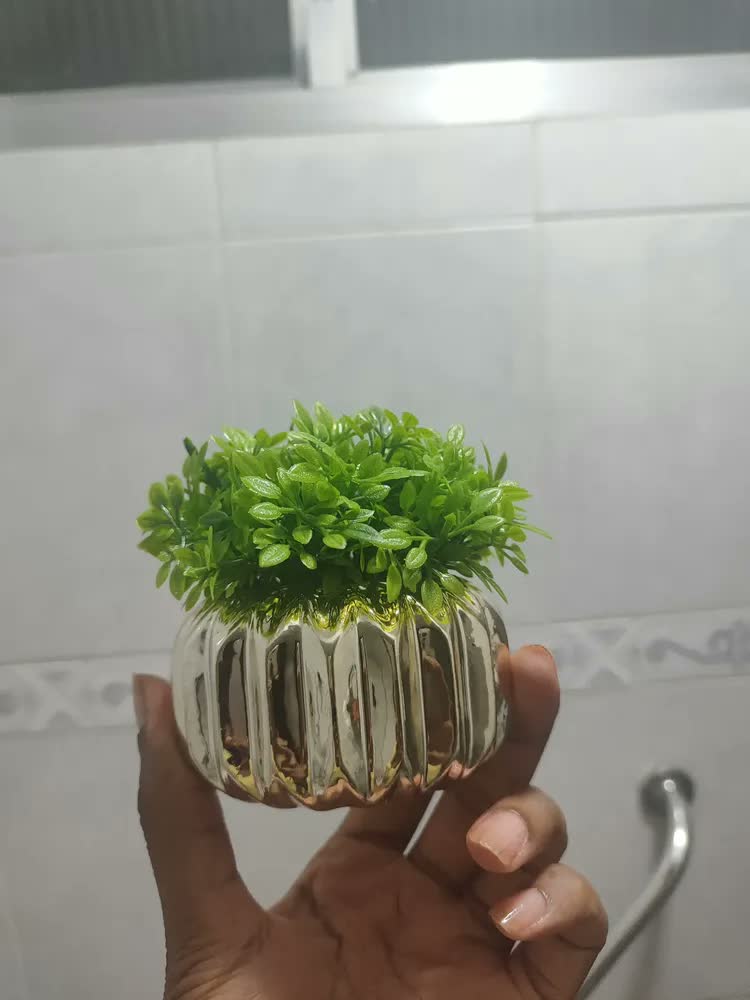 foto de Mini Vasinho Decoração Com Planta Artificial Porcelana 10cm