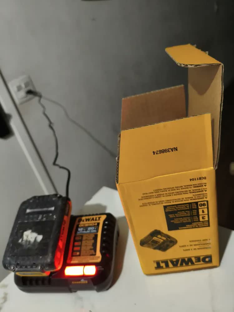 foto de Carregador De Bateria Dewalt Dcb1104 Li-ion