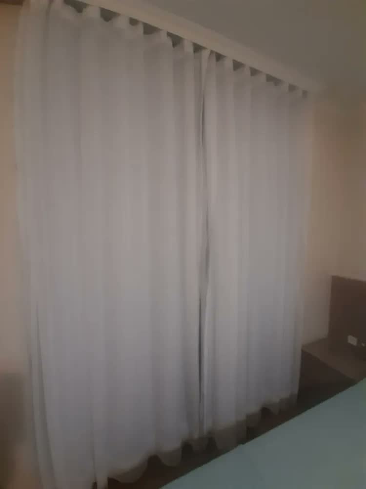 foto de Cortina Linho Blackout 100% 4,00m Trilho Duplo Alt. Person
