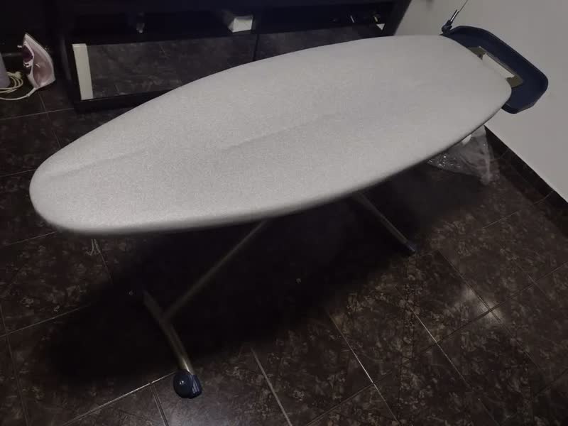 foto de Tábua De Passar Roupa Grande Dobrável Ergonômica Cor Azul Lisa