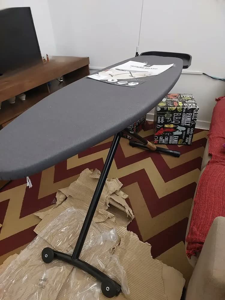 foto de Tábua De Passar Roupa Grande Dobrável Ergonômica Cor Azul Lisa