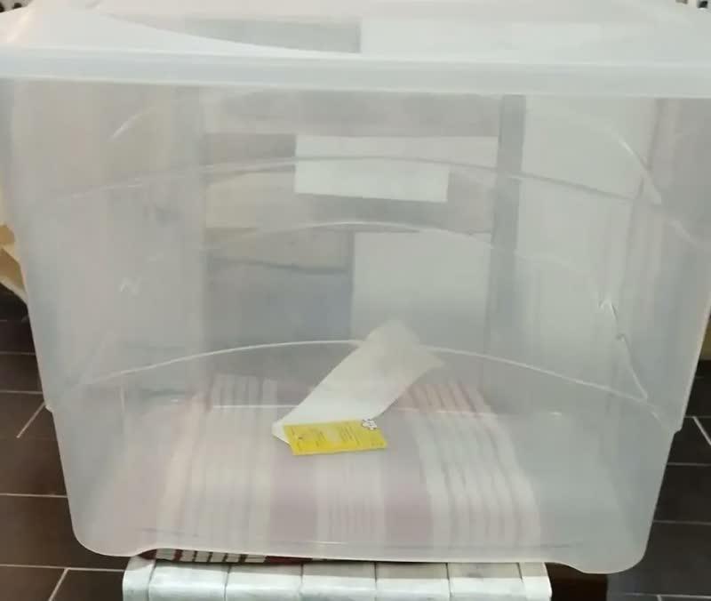 foto de Caixa Organizadora Pratic Box 90L Multiuso Plástico Resistente Tampa C/ Travas Transparente Ferramentas Oficina Garagem Cama Escritório Grande Capacidade Armazenamento Profissional Paramount
