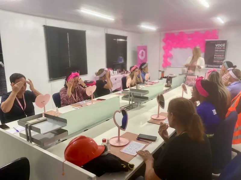 foto de Espelho LED Coração 70 LEDs Rosa Makeup Maquiagem