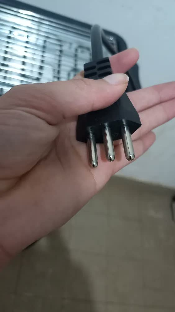 foto de Churrasqueira Elétrica Prática Moderna Com Estante Segura
