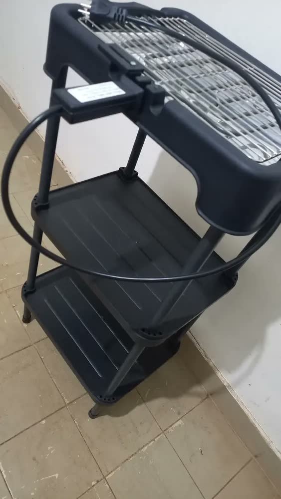 foto de Churrasqueira Elétrica Prática Moderna Com Estante Segura