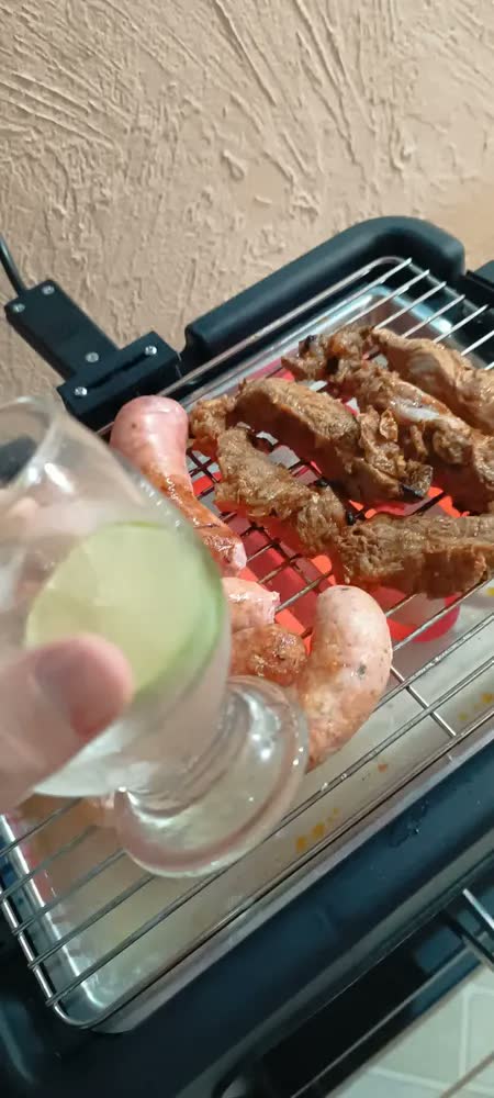 foto de Churrasqueira Elétrica Prática Moderna Com Estante Segura
