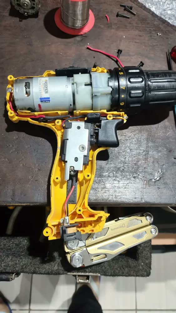 foto de Motor C/ Pinhão P/ Parafusadeira Dcd700 Dcd710 Dewalt