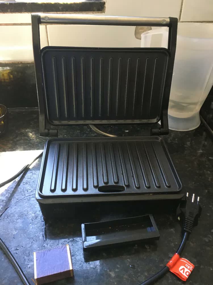 foto de Grill Sanduicheira Mallory Chefpro 900w Black Inox Antiaderente Com Coletor Gordura