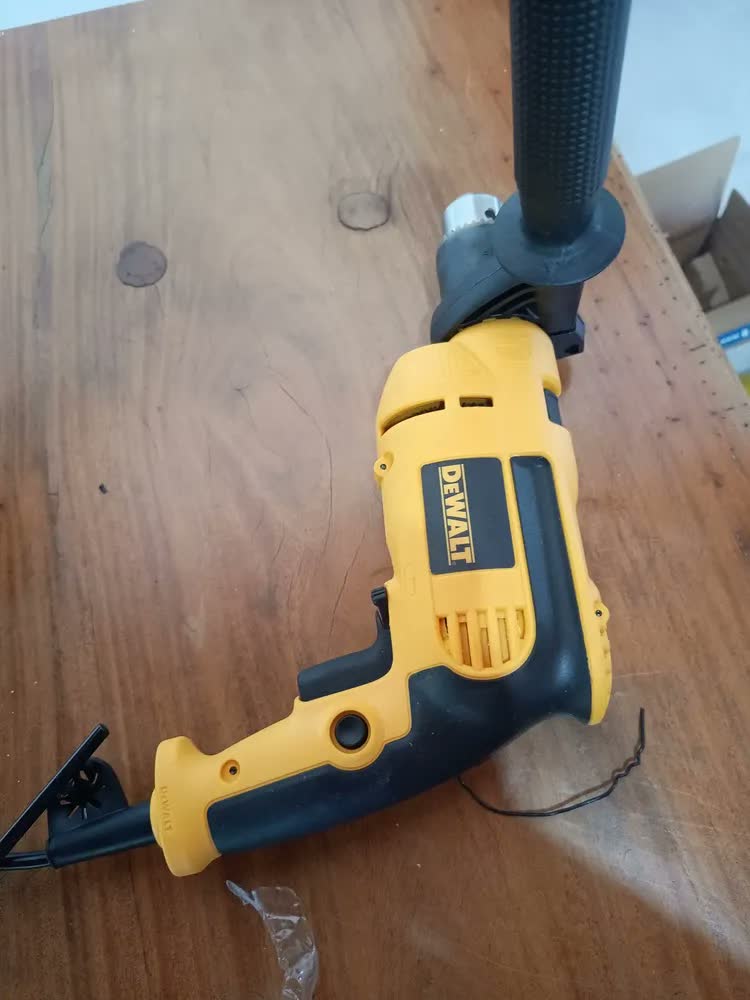 foto de Furadeira de Impacto 13mm 750W DEWALT DWD502 Com Velocidade Variável e Reversível