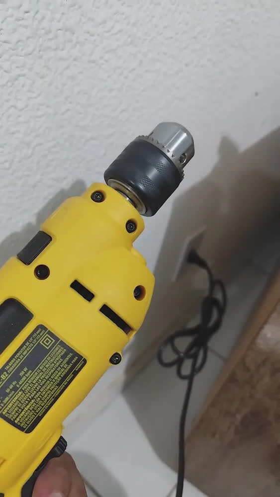 foto de Furadeira de Impacto 13mm 750W DEWALT DWD502 Com Velocidade Variável e Reversível